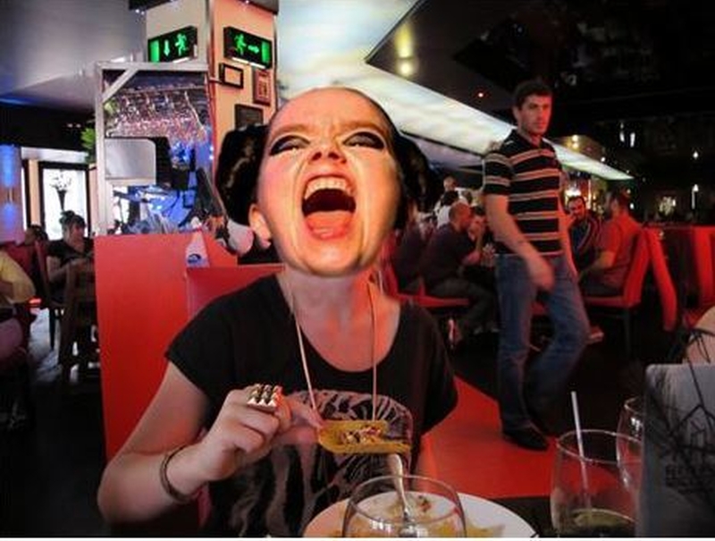 2019 08 23 Bjork Enjoying Her Meal In Red Hot World Buffet In 2011